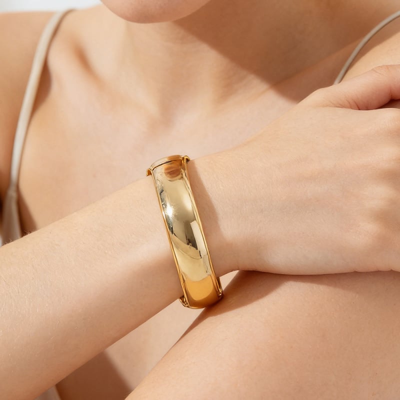 Geometriai mintázatú fém karkötő fényes felülettel – minimalist stílusú csuklódísz
