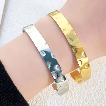 Titánacél nyitott karkötő kalapált mintázattal nőknek, elegáns és minimalist, nem fakul