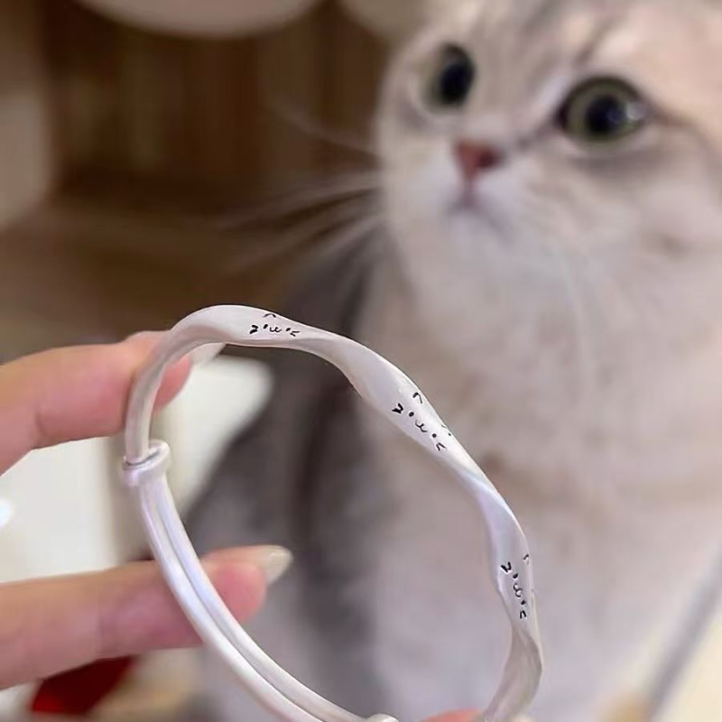 Macskaarc mosolyú Mobius karkötő nőknek – minimalist, matt felületű, nyitható, réz