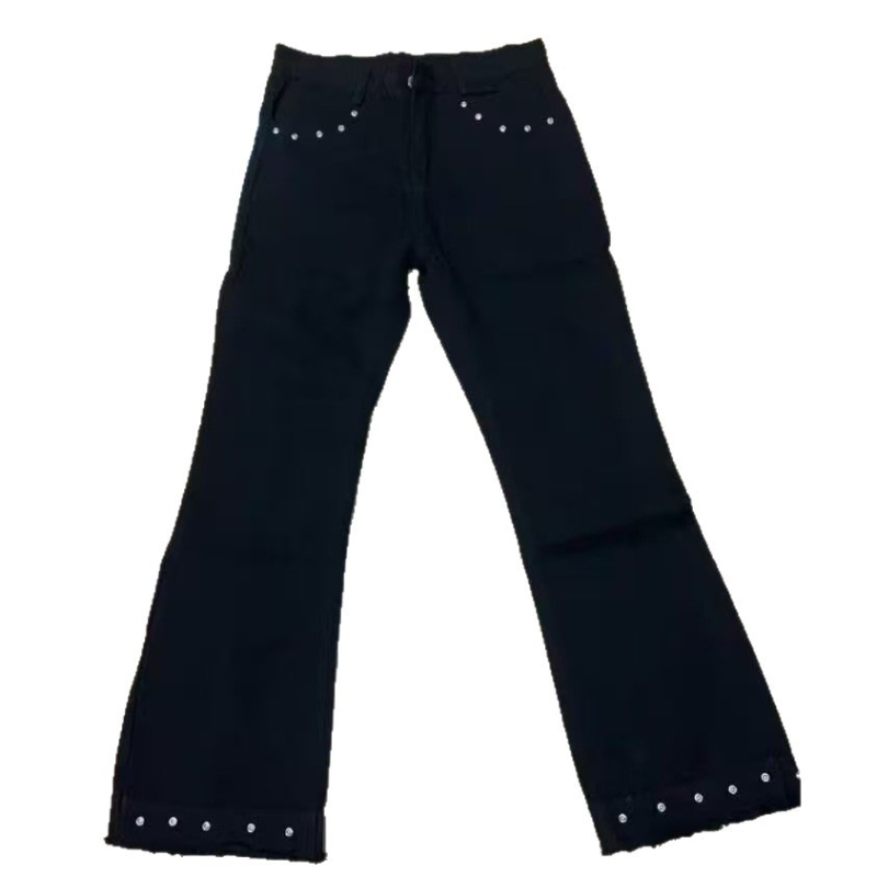 Muške traperice s nitovima u američkom retro stilu – ravne, uske kroje, crne, sirovi rubovi, raw edge, micro-flare