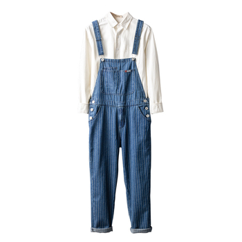 Amerikai stílusú vintage denim overál csíkos pántokkal – egyenes szabás, lazább viselet férfiaknak