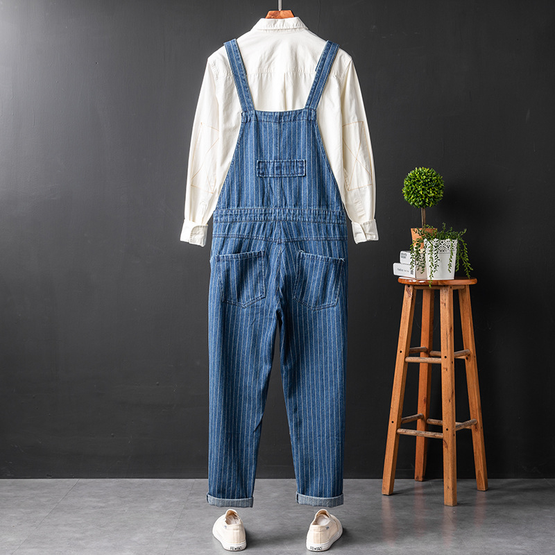 Amerikai stílusú vintage denim overál csíkos pántokkal – egyenes szabás, lazább viselet férfiaknak
