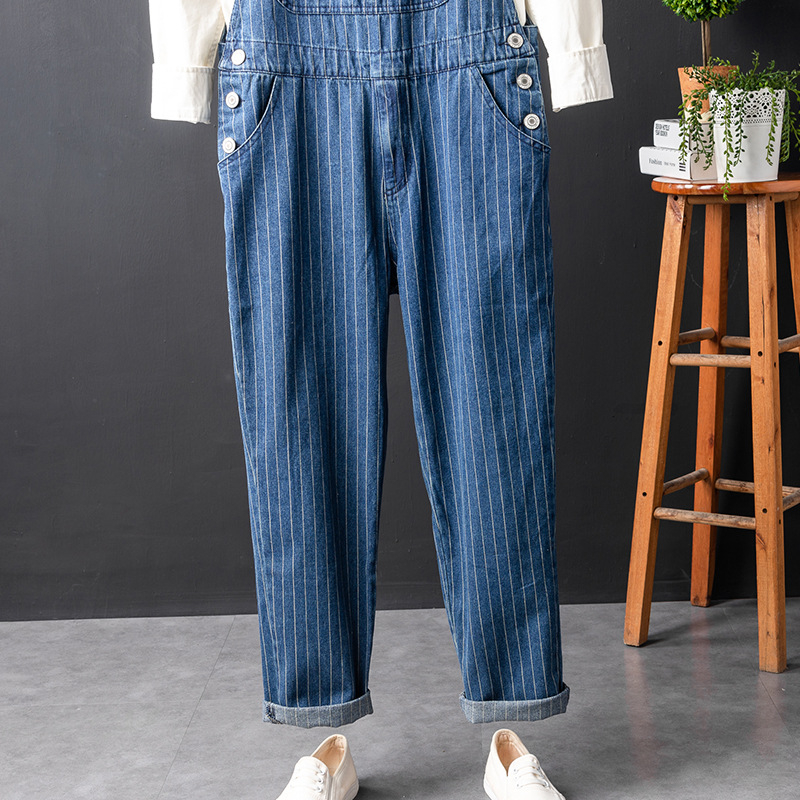 Amerikai stílusú vintage denim overál csíkos pántokkal – egyenes szabás, lazább viselet férfiaknak