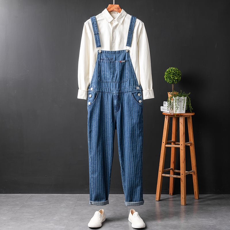 Amerikai stílusú vintage denim overál csíkos pántokkal – egyenes szabás, lazább viselet férfiaknak