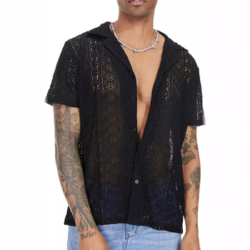 Muška pamučna košulja s čipkom, kratki rukavi, prozirni gumbi i izrezani detalji, gradski stil