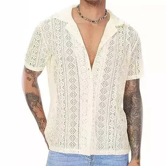 Muška pamučna košulja s čipkom, kratki rukavi, prozirni gumbi i izrezani detalji, gradski stil