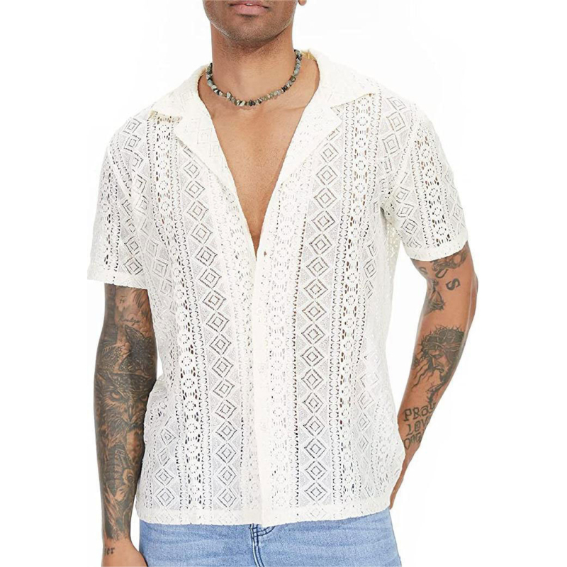 Muška pamučna košulja s čipkom, kratki rukavi, prozirni gumbi i izrezani detalji, gradski stil