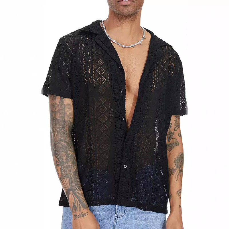Muška pamučna košulja s čipkom, kratki rukavi, prozirni gumbi i izrezani detalji, gradski stil