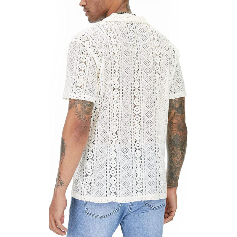 Muška pamučna košulja s čipkom, kratki rukavi, prozirni gumbi i izrezani detalji, gradski stil
