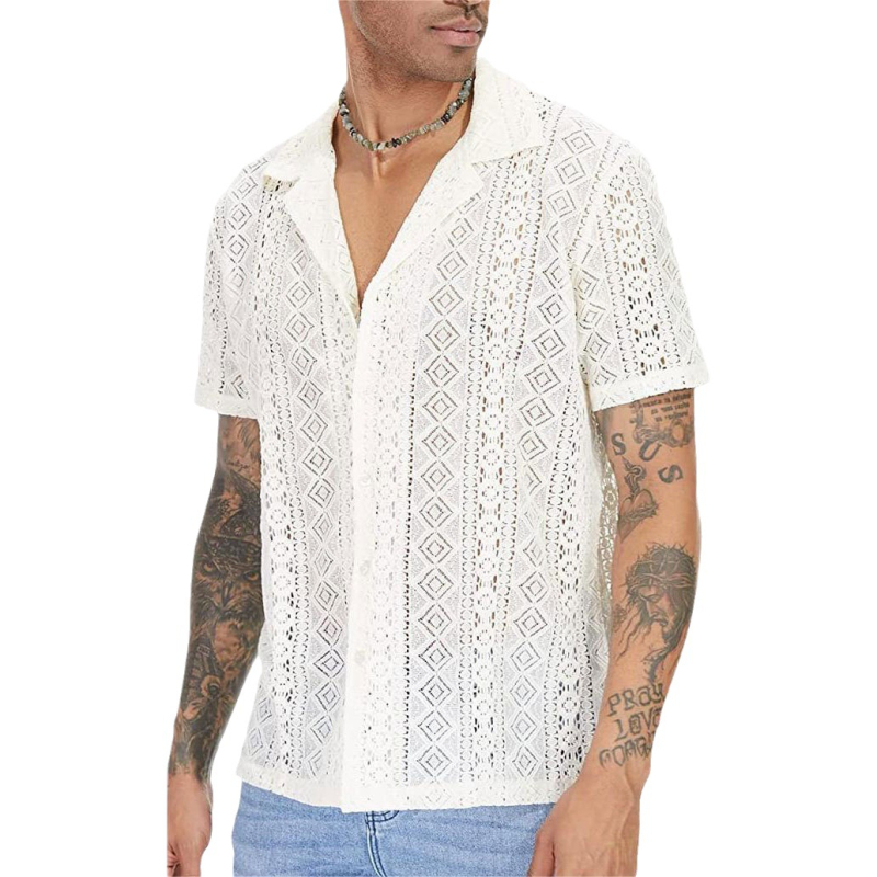Muška pamučna košulja s čipkom, kratki rukavi, prozirni gumbi i izrezani detalji, gradski stil