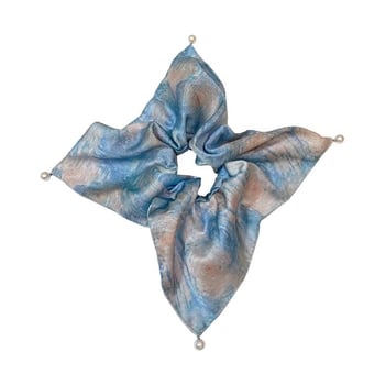 Pásztor stílusú, csillagos ég olajfestménye, négyszögletes hajkendő, hajgumi gyöngyös medállal, tie-dye hatású hajfonat