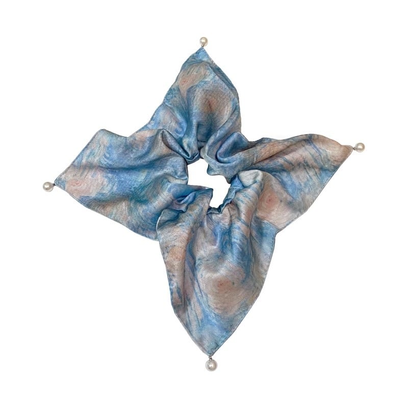 Pásztor stílusú, csillagos ég olajfestménye, négyszögletes hajkendő, hajgumi gyöngyös medállal, tie-dye hatású hajfonat