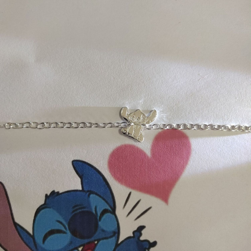 Stitch narukvica s crtanim motivom u laganom luksuznom stilu, slatka i moderna — poklon za djevojku ili najbolju prijateljicu