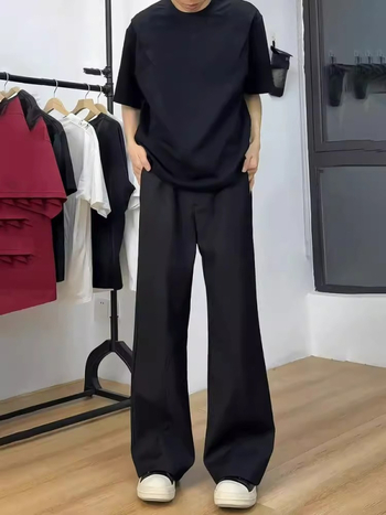 Crne muške hlače poslovnog stila s elegantnim drapanjem, čisti kroj, lagani ljetni materijal, ravni kroj uz blago proširenje nogavica