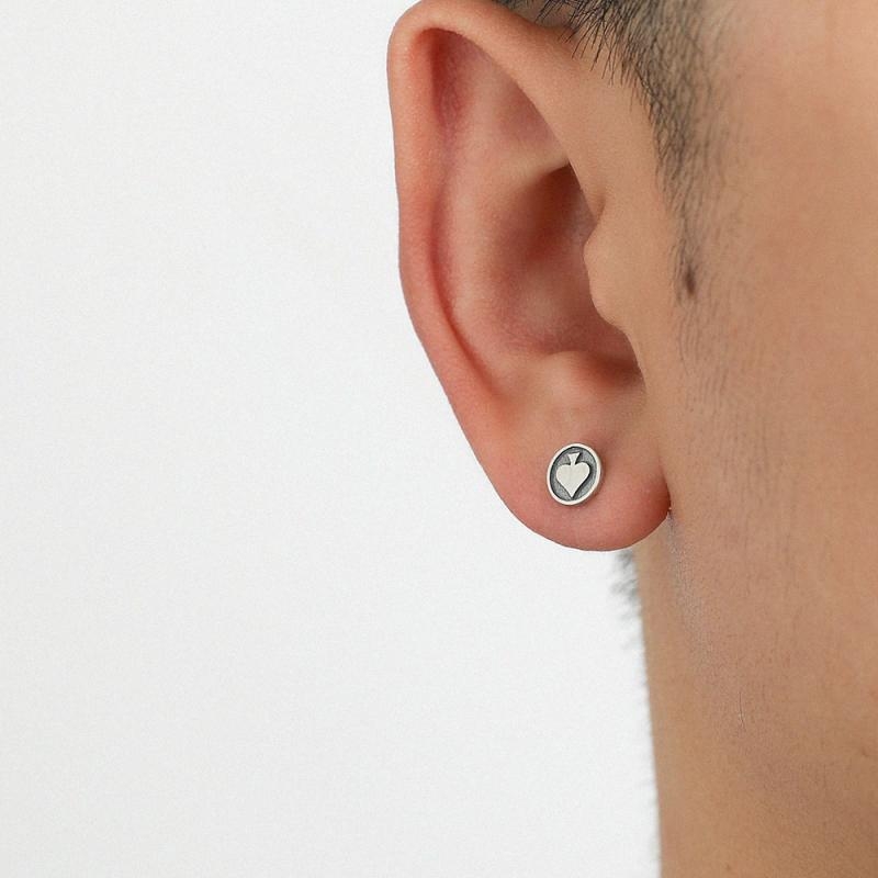 Naušnice-stud s oblikom breskvastog srca – moderan punk hip-hop retro stil, minimalistički dizajn