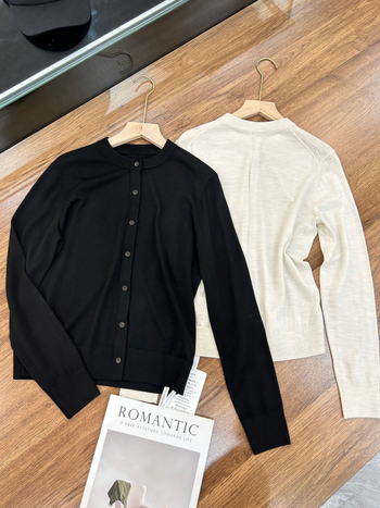 Klasszikus slim-fit gyapjú kardigán finom kötésű anyagból, kerek nyakú, hosszú ujjú.