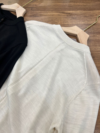 Klasszikus slim-fit gyapjú kardigán finom kötésű anyagból, kerek nyakú, hosszú ujjú.