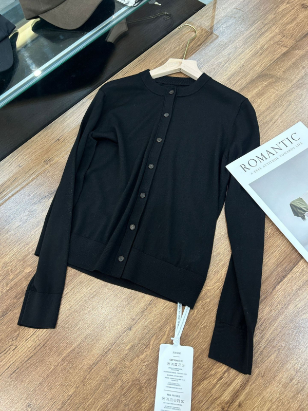 Klasszikus slim-fit gyapjú kardigán finom kötésű anyagból, kerek nyakú, hosszú ujjú.