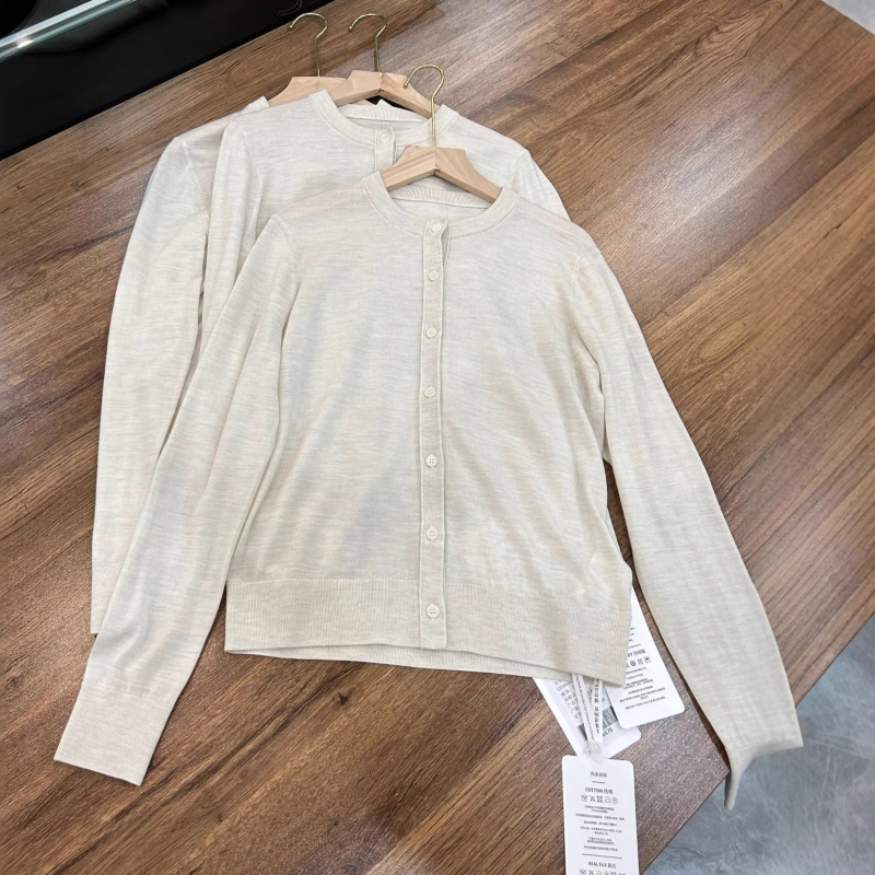 Klasszikus slim-fit gyapjú kardigán finom kötésű anyagból, kerek nyakú, hosszú ujjú.