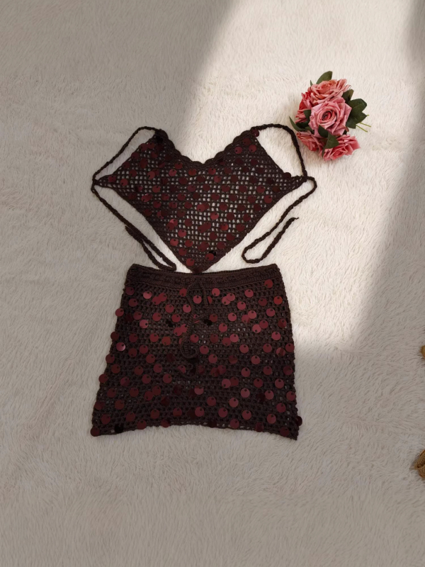 Női nyaralós strandkészlet flitteres patchworkkel, kézzel horgolt bikini-fedőruha (két darab)