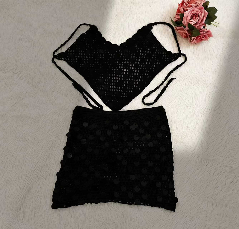 Női nyaralós strandkészlet flitteres patchworkkel, kézzel horgolt bikini-fedőruha (két darab)
