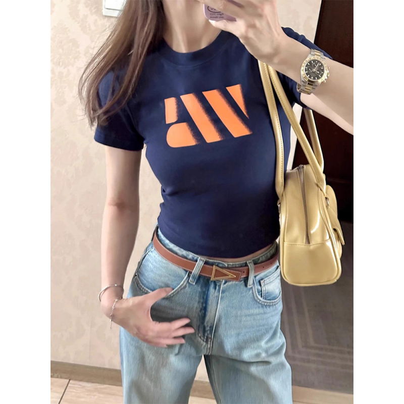 Ženske traperice svijetloplave boje, ravnog kroja, visokim strukom, ležerna silueta, denim, za sitne postave