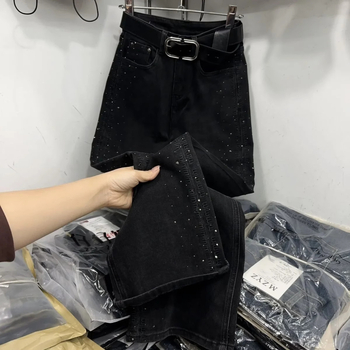 Ženske crne traperice od denima s rhinestones izvezenim, zimska kolekcija 2025, slim-fit ravna linija sa širokim krojem