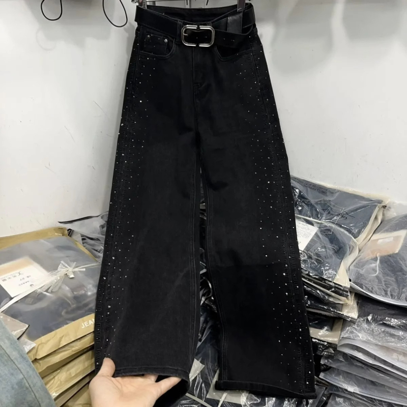 Ženske crne traperice od denima s rhinestones izvezenim, zimska kolekcija 2025, slim-fit ravna linija sa širokim krojem