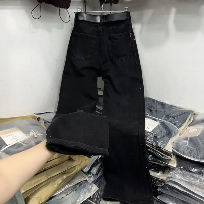 Ženske crne traperice od denima s rhinestones izvezenim, zimska kolekcija 2025, slim-fit ravna linija sa širokim krojem