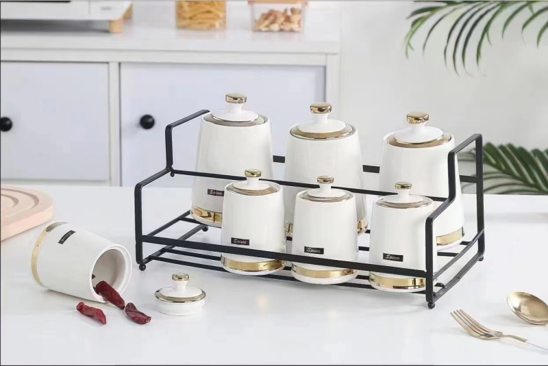 Keramički set posuda za začine u nordijskom stilu – sol i šećer, elegantno skladištenje u kuhinji.