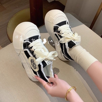 Γυναικεία καμβά sneakers μαύρο-λευκό, άνοιξη και φθινόπωρο, τάση 2025, ευέλικτα καθημερινά αθλητικά παπούτσια