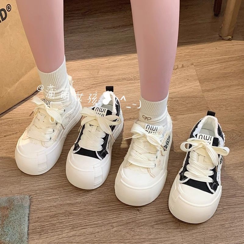 Γυναικεία καμβά sneakers μαύρο-λευκό, άνοιξη και φθινόπωρο, τάση 2025, ευέλικτα καθημερινά αθλητικά παπούτσια