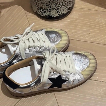 Női mindennapi sportcipő csillagmintával - fehér, alacsony talpú sneaker, retro kopott hatás
