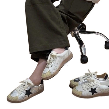 Női mindennapi sportcipő csillagmintával - fehér, alacsony talpú sneaker, retro kopott hatás