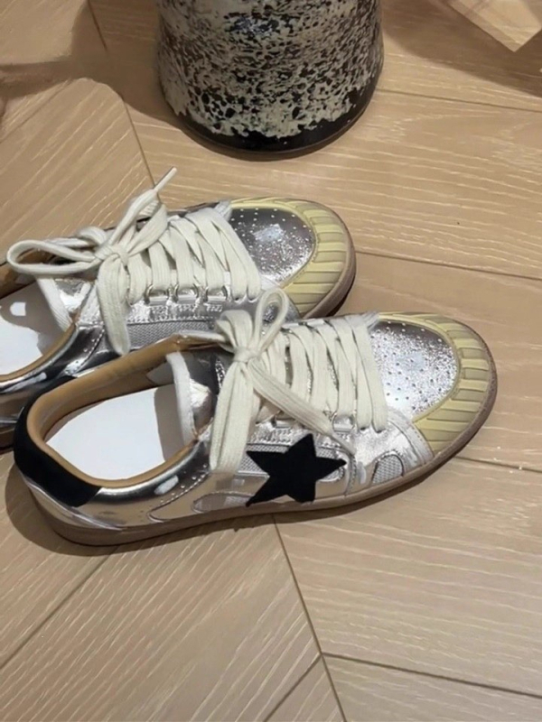 Női mindennapi sportcipő csillagmintával - fehér, alacsony talpú sneaker, retro kopott hatás