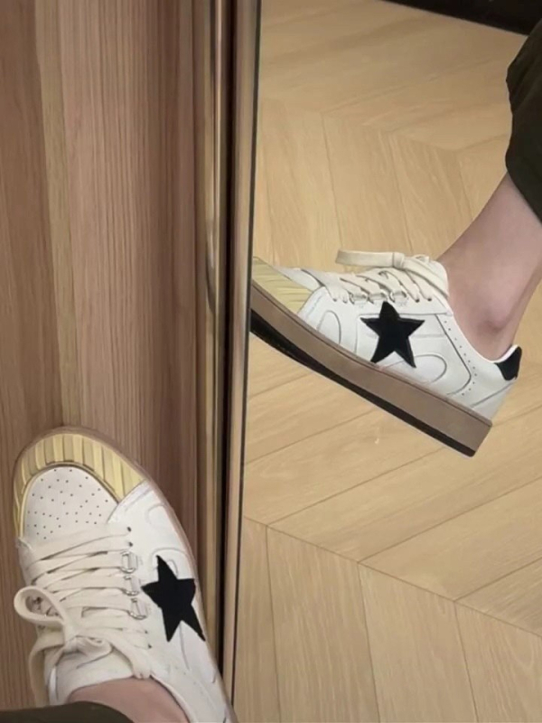 Női mindennapi sportcipő csillagmintával - fehér, alacsony talpú sneaker, retro kopott hatás
