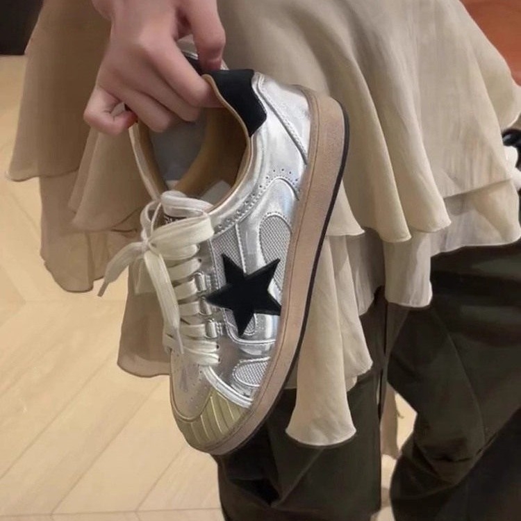 Női mindennapi sportcipő csillagmintával - fehér, alacsony talpú sneaker, retro kopott hatás