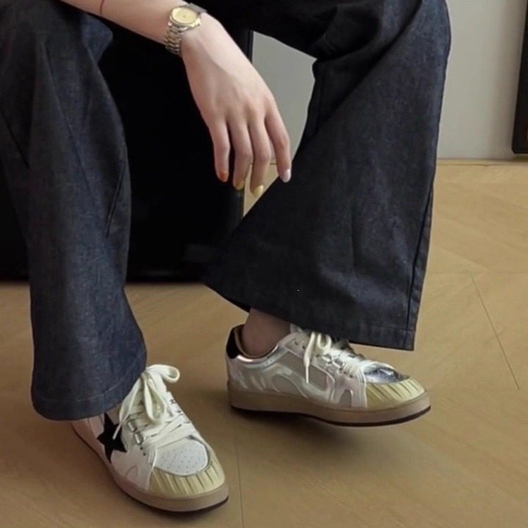 Női mindennapi sportcipő csillagmintával - fehér, alacsony talpú sneaker, retro kopott hatás