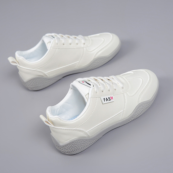 2026-os tavaszi női fehér bőrsneaker, koreai stílusú, sokoldalú mindennapi cipő puha talppal és lélegző kényelemmel