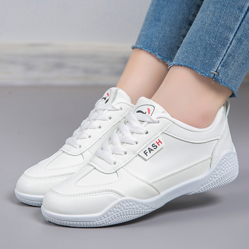 2026-os tavaszi női fehér bőrsneaker, koreai stílusú, sokoldalú mindennapi cipő puha talppal és lélegző kényelemmel