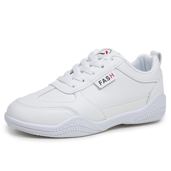 2026-os tavaszi női fehér bőrsneaker, koreai stílusú, sokoldalú mindennapi cipő puha talppal és lélegző kényelemmel