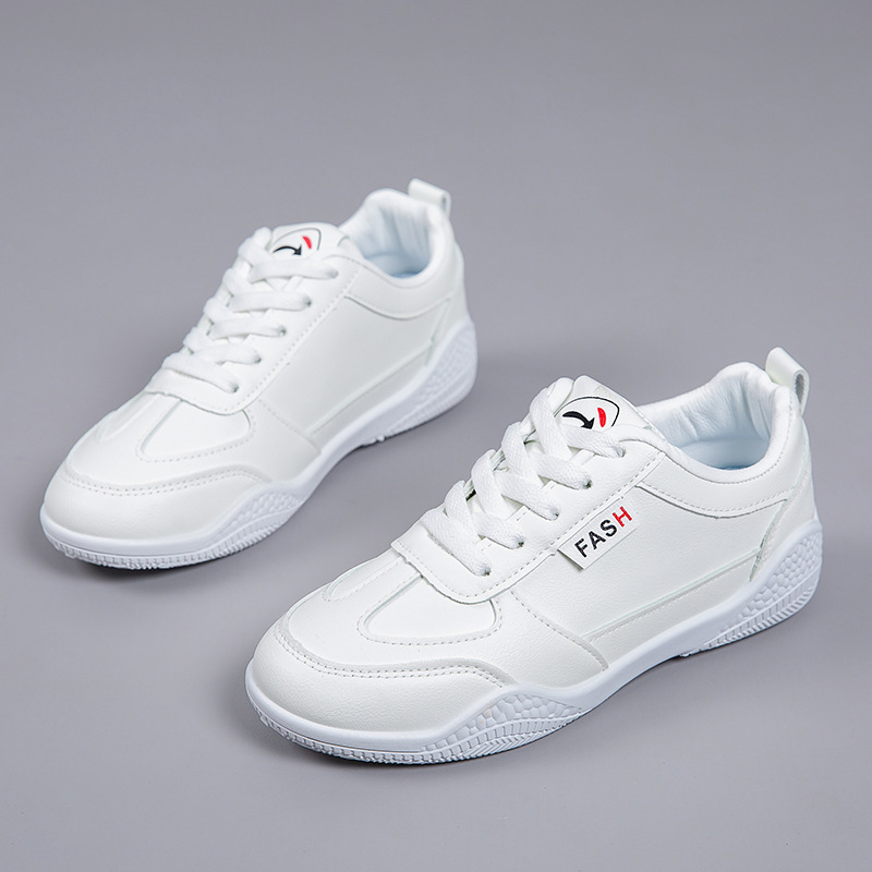 2026-os tavaszi női fehér bőrsneaker, koreai stílusú, sokoldalú mindennapi cipő puha talppal és lélegző kényelemmel