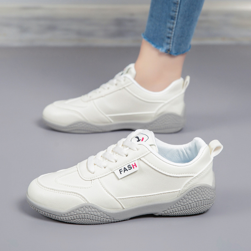 2026-os tavaszi női fehér bőrsneaker, koreai stílusú, sokoldalú mindennapi cipő puha talppal és lélegző kényelemmel