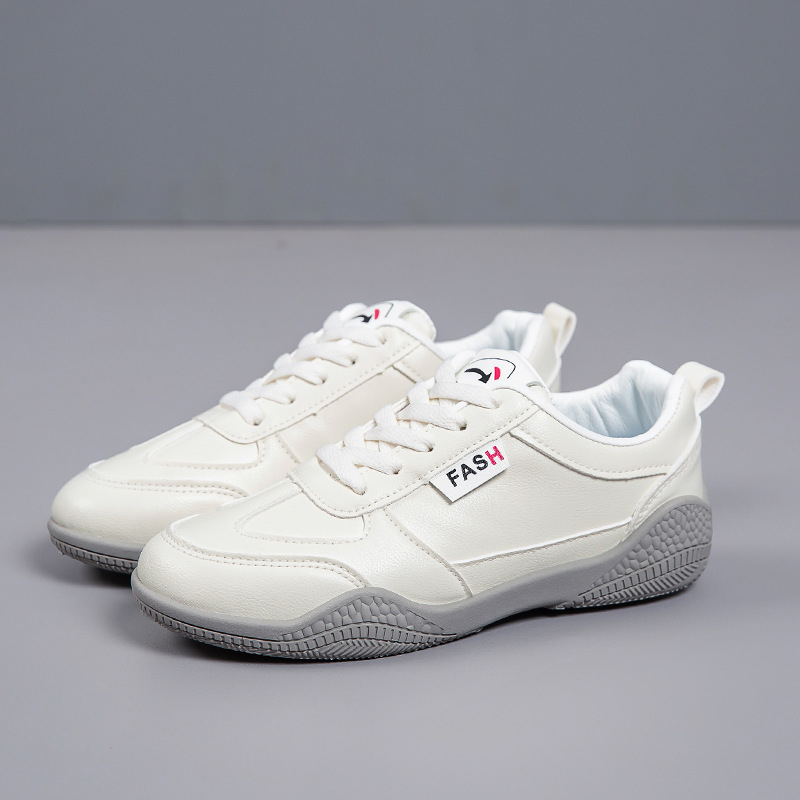 2026-os tavaszi női fehér bőrsneaker, koreai stílusú, sokoldalú mindennapi cipő puha talppal és lélegző kényelemmel