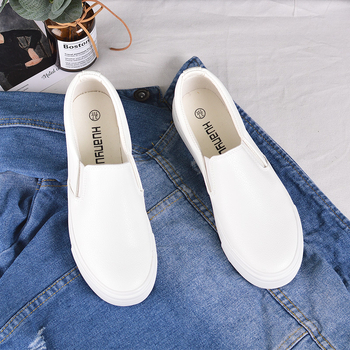 Bijele slip-on tenisice od sintetičke kože za žene i muškarce, minimalistički casual model s okruglim vrhom i niskom petom, gumena potplata, vodootporne i otporne na mrlje