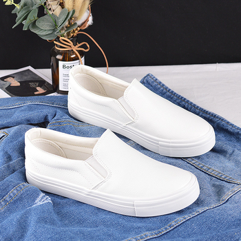 Bijele slip-on tenisice od sintetičke kože za žene i muškarce, minimalistički casual model s okruglim vrhom i niskom petom, gumena potplata, vodootporne i otporne na mrlje