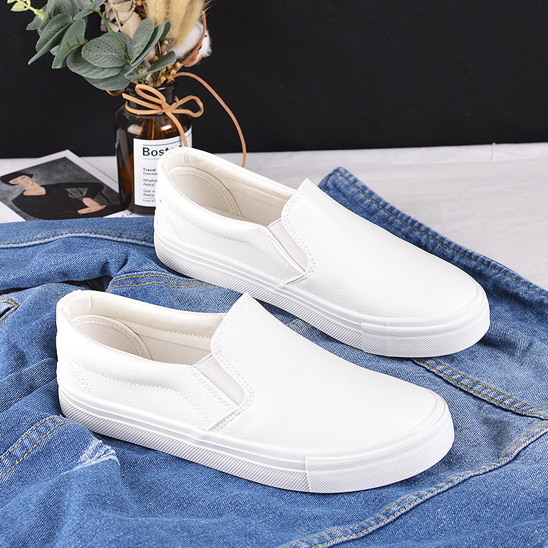 Bijele slip-on tenisice od sintetičke kože za žene i muškarce, minimalistički casual model s okruglim vrhom i niskom petom, gumena potplata, vodootporne i otporne na mrlje