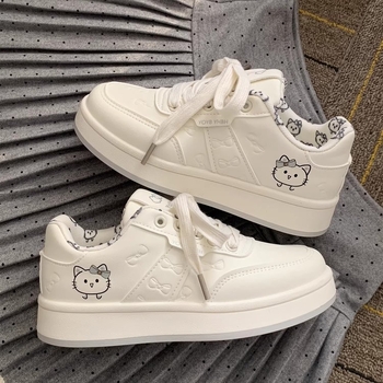 2026 tavaszi női fehér sneaker aranyos mintával, fűzős, lapos talpú, középmagas fazon, vastag talppal