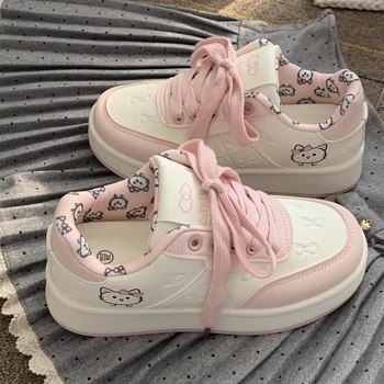 2026 tavaszi női fehér sneaker aranyos mintával, fűzős, lapos talpú, középmagas fazon, vastag talppal