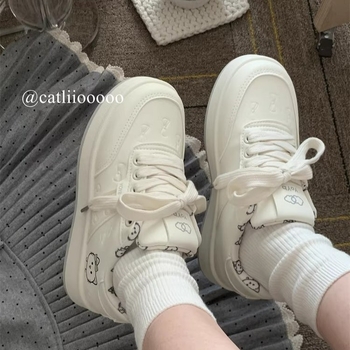 2026 tavaszi női fehér sneaker aranyos mintával, fűzős, lapos talpú, középmagas fazon, vastag talppal